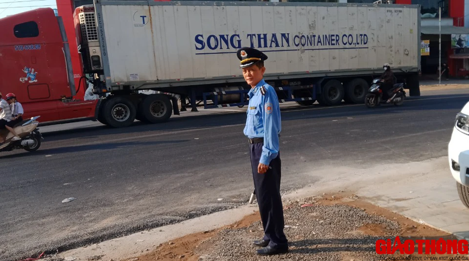 C&aacute;c phương tiện đi cao tốc th&ocirc;ng tho&aacute;ng, QL1A giảm tải - Ảnh 6.