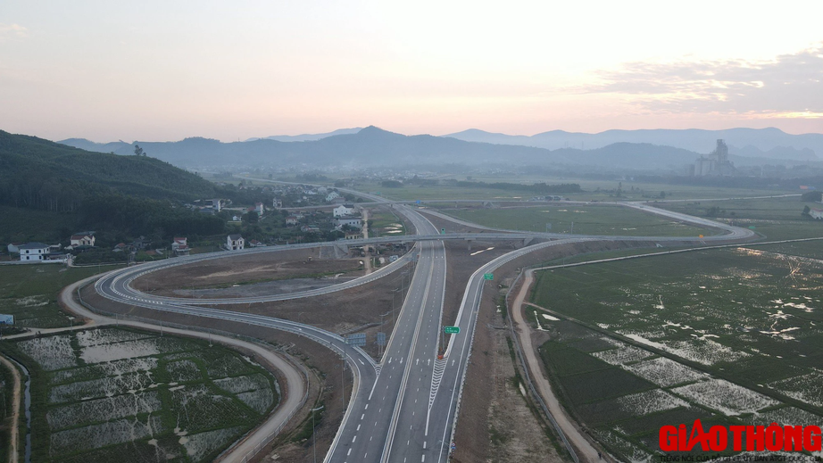 C&aacute;c phương tiện đi cao tốc th&ocirc;ng tho&aacute;ng, QL1A giảm tải - Ảnh 7.