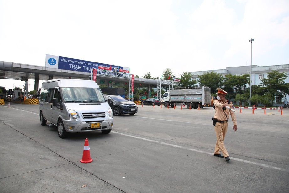 Những trường hợp n&agrave;o CSGT được dừng xe tr&ecirc;n cao tốc? - Ảnh 1.