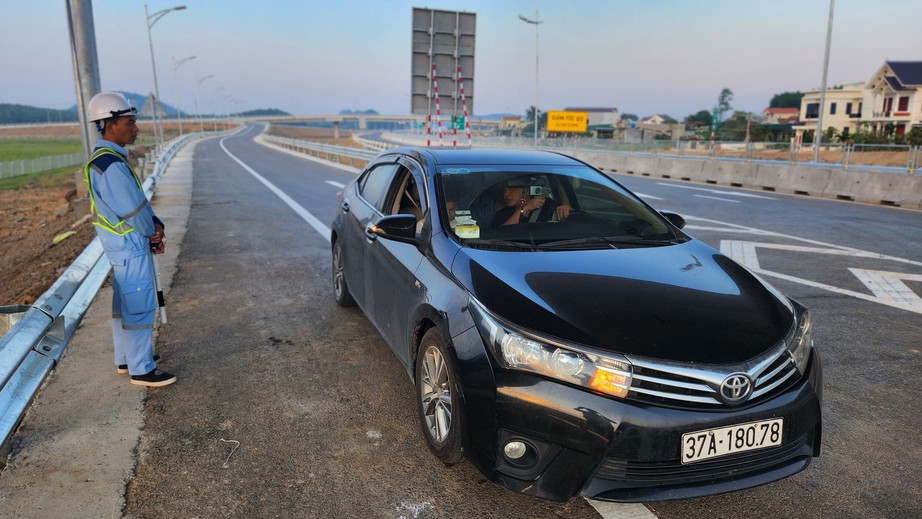 Người d&acirc;n h&aacute;o hức được đi v&agrave;o cao tốc mới - Ảnh 7.