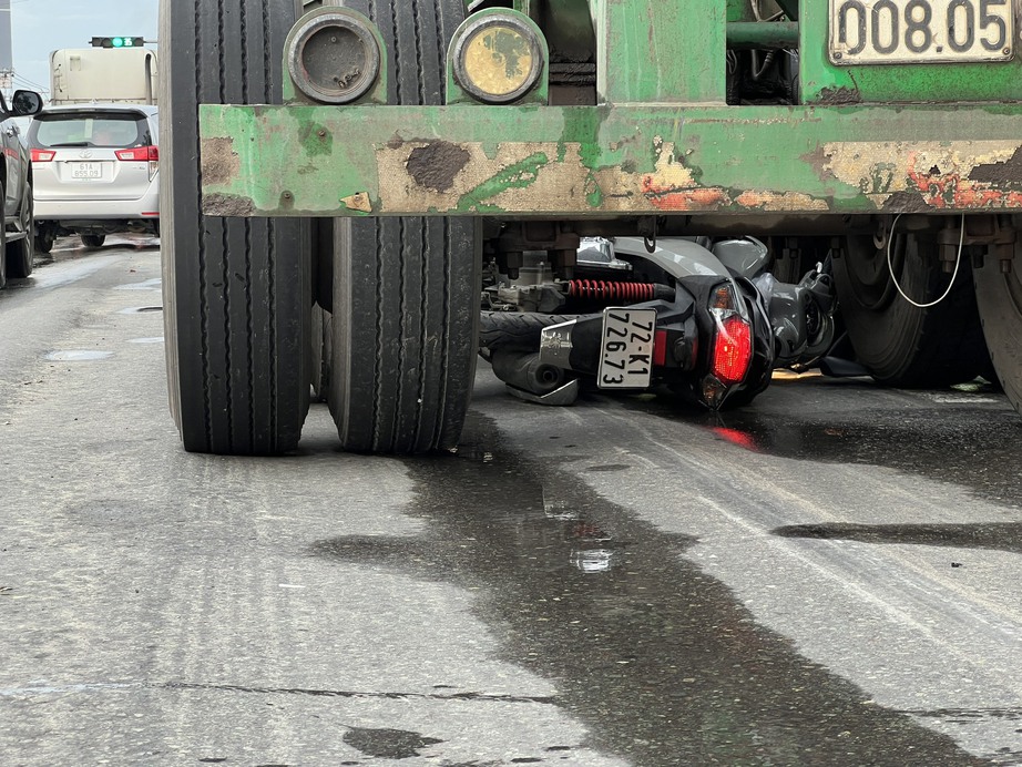 Xe đầu k&eacute;o &ocirc;m cua va chạm xe m&aacute;y, người phụ nữ tử vong thương t&acirc;m - Ảnh 3.