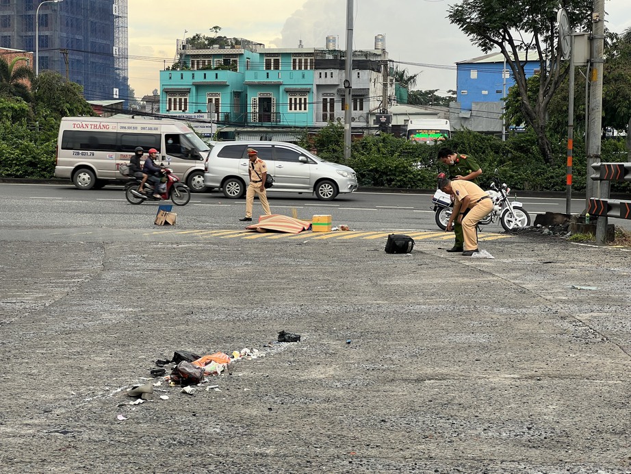 Xe đầu k&eacute;o &ocirc;m cua va chạm xe m&aacute;y, người phụ nữ tử vong thương t&acirc;m - Ảnh 1.