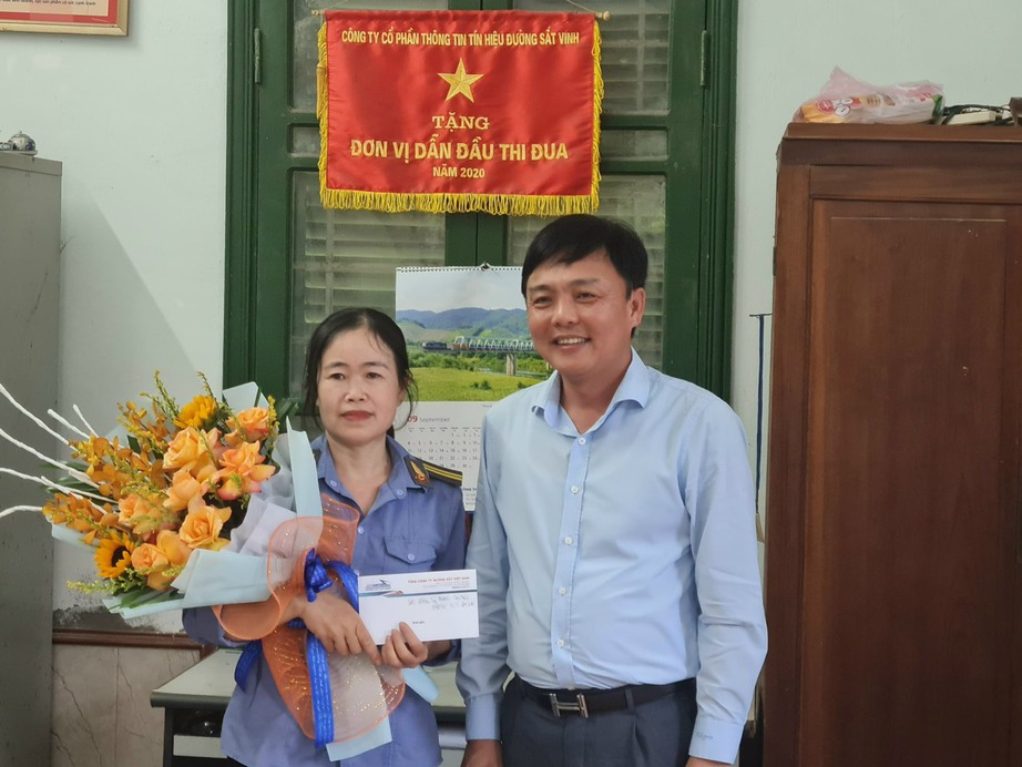 Th&oacute;t tim nữ c&ocirc;ng nh&acirc;n t&iacute;n hiệu cứu người đ&agrave;n &ocirc;ng trước mũi t&agrave;u hỏa - Ảnh 1.