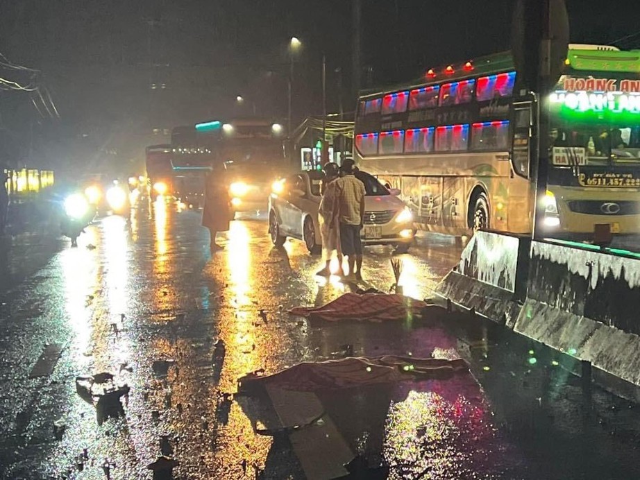 Xe kh&aacute;ch va chạm xe m&aacute;y, hai cha con tử vong thương t&acirc;m - Ảnh 1.