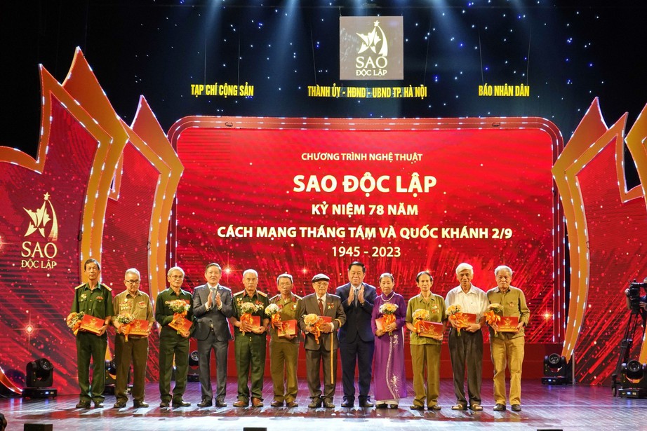 X&uacute;c động chương tr&igrave;nh nghệ thuật "Sao Độc lập" kỷ niệm Quốc kh&aacute;nh 2/9 - Ảnh 3.