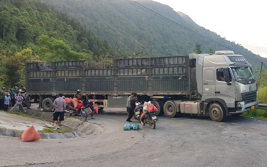 Xe container hỏng m&aacute;y ngang dốc khiến giao th&ocirc;ng &aacute;ch tắc cục bộ - Ảnh 1.
