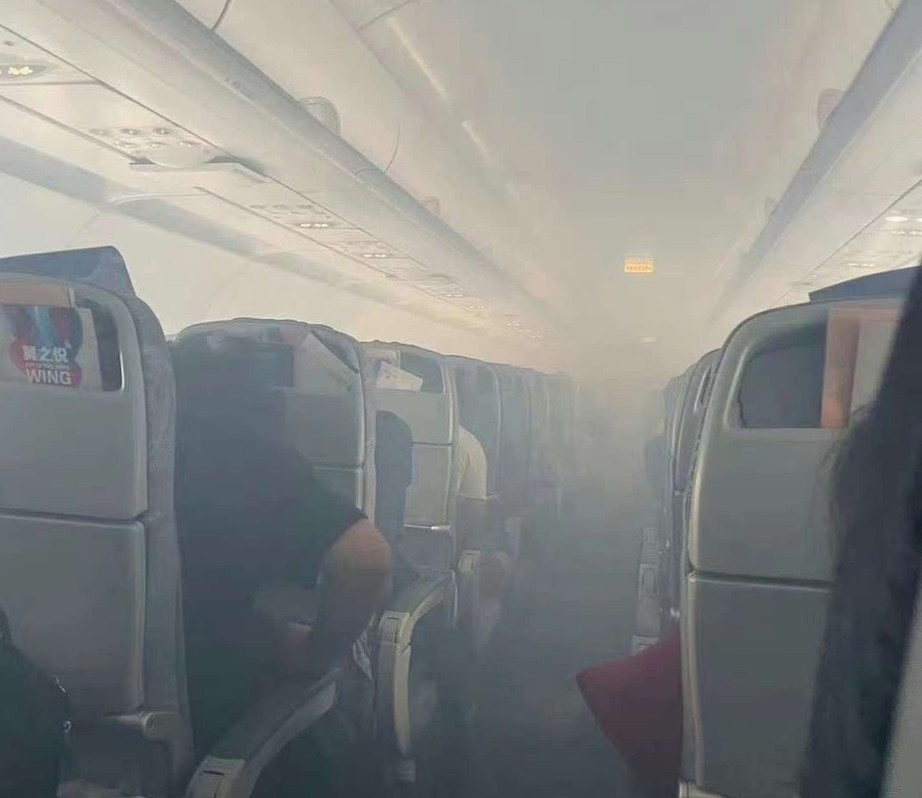 M&aacute;y bay của h&atilde;ng h&agrave;ng kh&ocirc;ng Trung Quốc hạ c&aacute;nh khẩn tại Singapore v&igrave; ch&aacute;y động cơ - Ảnh 2.