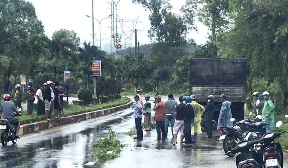 Kon Tum: T&ocirc;ng v&agrave;o xe tải, hai vợ chồng tử vong - Ảnh 1.