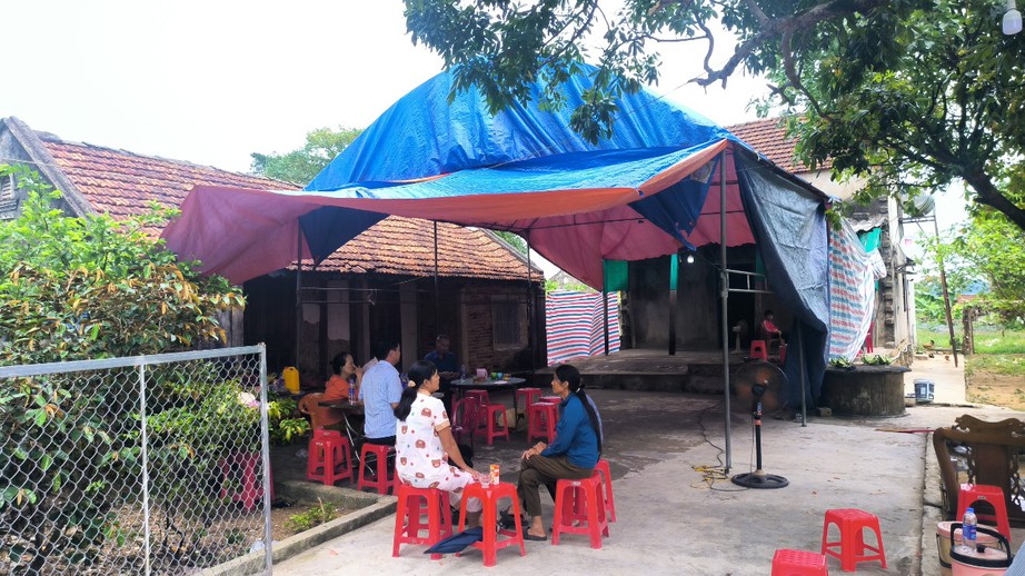 Chưa đầy nửa th&aacute;ng 2 anh em trai chịu cảnh mồ c&ocirc;i cả bố lẫn mẹ v&igrave; bệnh tật v&agrave; tai nạn giao th&ocirc;ng - Ảnh 1.