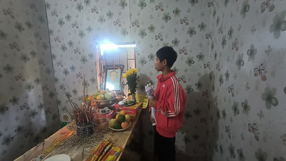 Chưa đầy nửa th&aacute;ng 2 anh em trai chịu cảnh mồ c&ocirc;i cả bố lẫn mẹ v&igrave; bệnh tật v&agrave; tai nạn giao th&ocirc;ng - Ảnh 2.