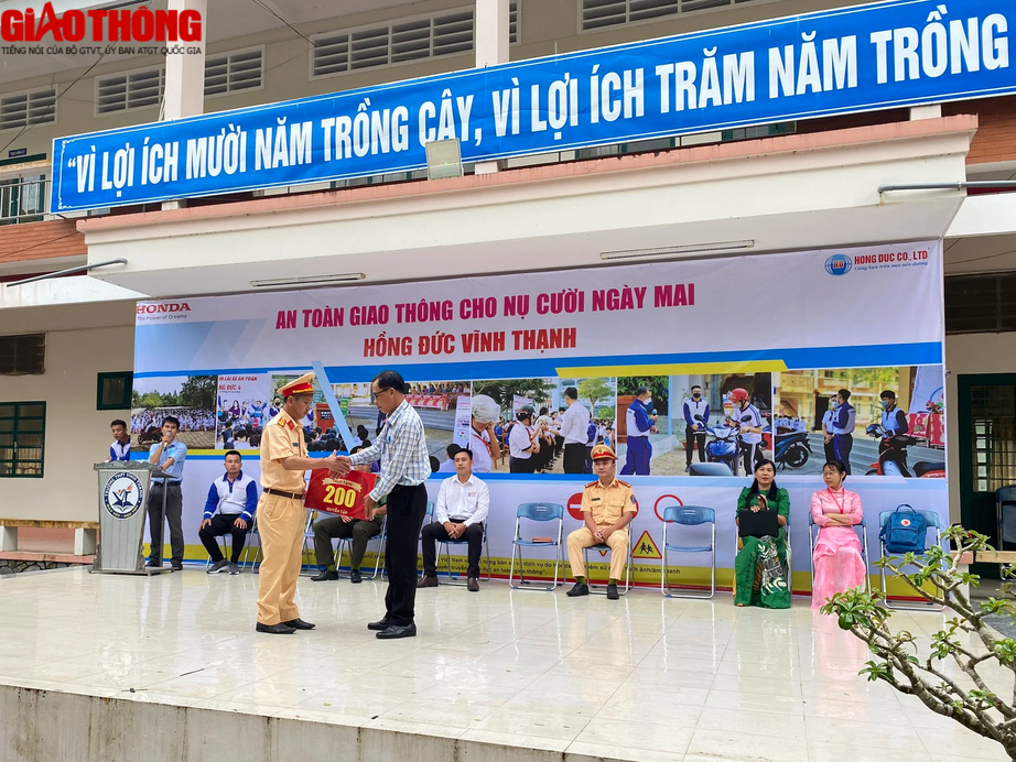 CSGT ở Cần Thơ tặng qu&agrave;, hướng dẫn l&aacute;i xe an to&agrave;n cho h&agrave;ng trăm học sinh đầu năm học - Ảnh 2.