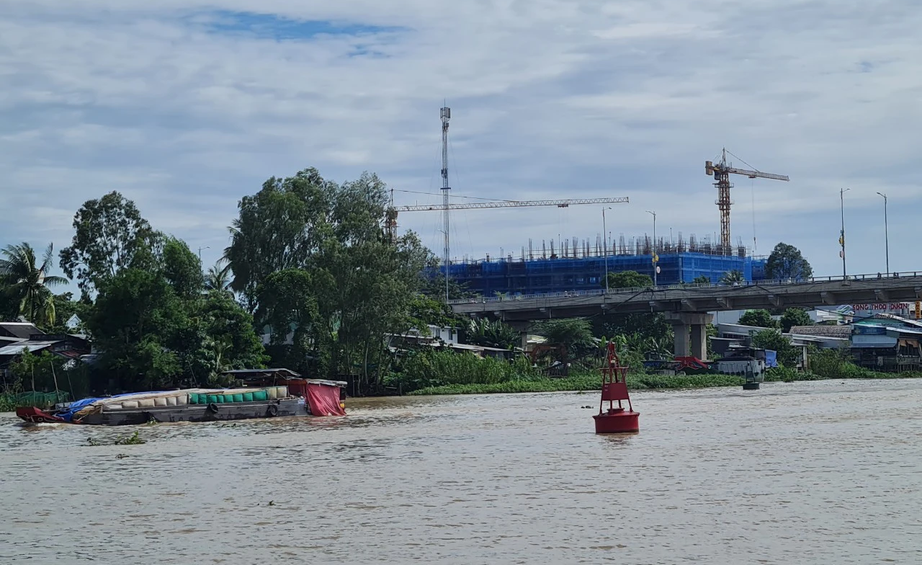 C&ocirc;ng an An Giang bắt người đ&agrave;n &ocirc;ng nghi n&eacute;m b&eacute; trai xuống s&ocirc;ng - Ảnh 2.