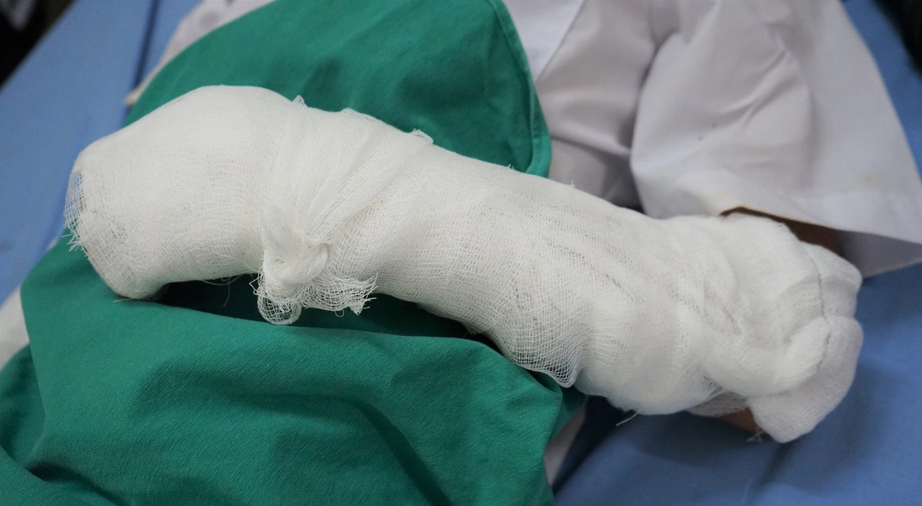 Vụ nổ bóng bay làm 10 học sinh bị bỏng: Phạt thầy giáo 350.000 đồng - Ảnh 1. Vụ nổ bóng bay làm 10 học sinh bị bỏng: Phạt thầy giáo 350.000 đồng - Ảnh 1.