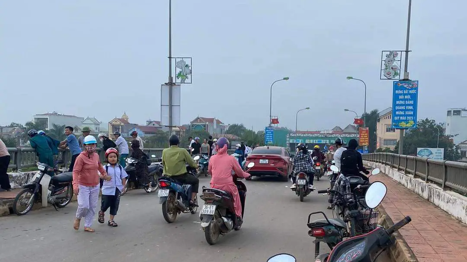 Ph&aacute;t hiện thi thể nam sinh lớp 11 dưới ch&acirc;n cầu - Ảnh 1.