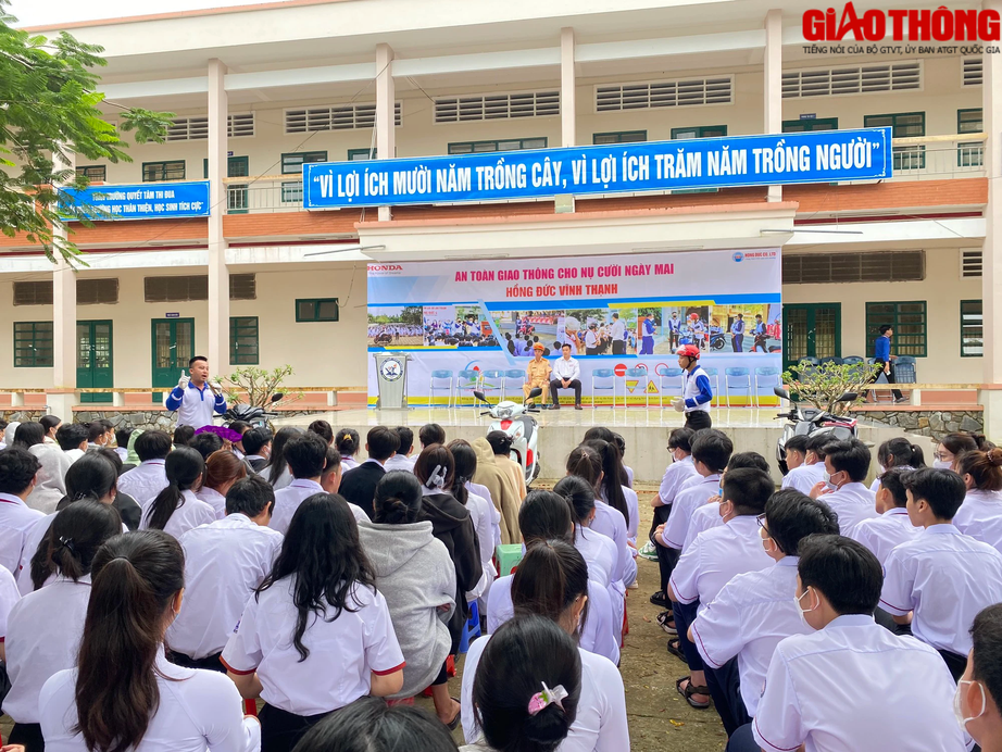 CSGT ở Cần Thơ tặng qu&agrave;, hướng dẫn l&aacute;i xe an to&agrave;n cho h&agrave;ng trăm học sinh đầu năm học - Ảnh 3.