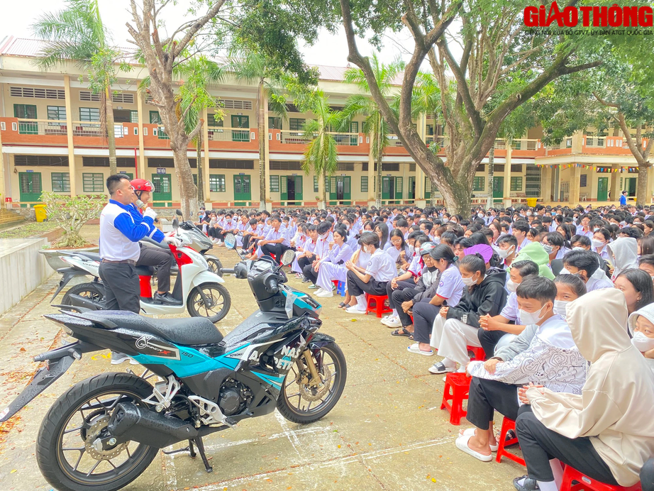 CSGT ở Cần Thơ tặng qu&agrave;, hướng dẫn l&aacute;i xe an to&agrave;n cho h&agrave;ng trăm học sinh đầu năm học - Ảnh 1.