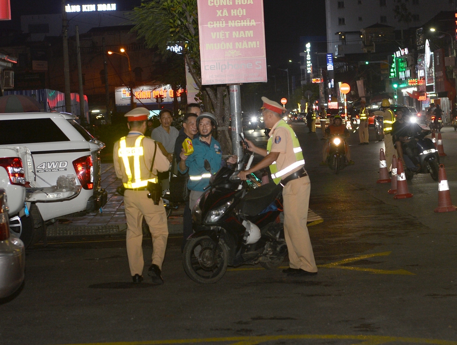 Xử l&yacute; 60 trường hợp vi phạm nồng độ cồn v&agrave; ma t&uacute;y  - Ảnh 1.