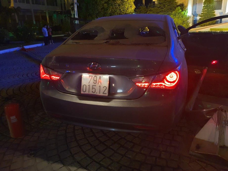 Kh&aacute;nh Ho&agrave; th&ocirc;ng tin về vụ đ&acirc;m xe v&agrave;o cổng uỷ ban tỉnh - Ảnh 1.