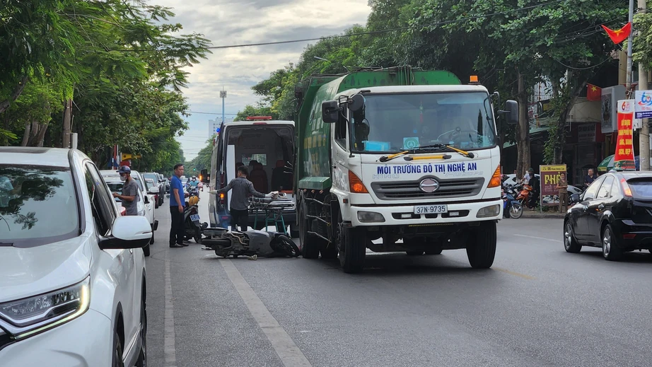 T&agrave;i xế xe con mở cửa bất cẩn, c&ocirc; g&aacute;i chết thảm dưới b&aacute;nh xe chở r&aacute;c: Ai chịu tr&aacute;ch nhiệm? - Ảnh 1.