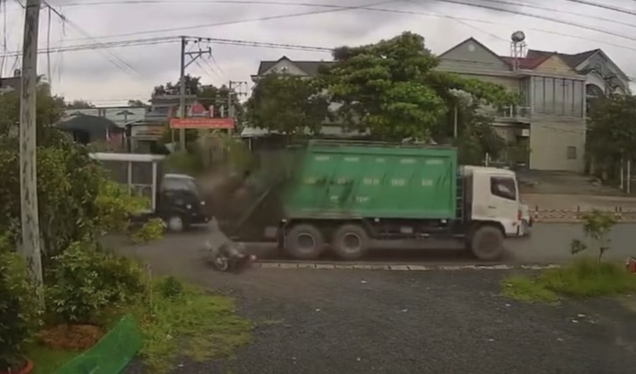 Xe chở r&aacute;c va chạm với xe m&aacute;y một học sinh tiểu học tử vong tại chỗ - Ảnh 1.