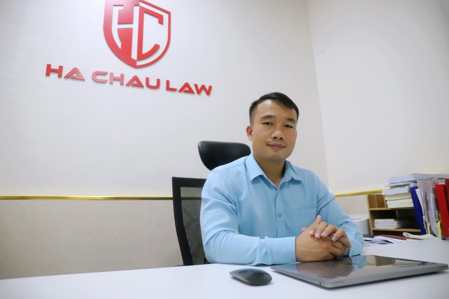 T&agrave;i xế xe con mở cửa bất cẩn, c&ocirc; g&aacute;i chết thảm dưới b&aacute;nh xe chở r&aacute;c: Ai chịu tr&aacute;ch nhiệm? - Ảnh 2.