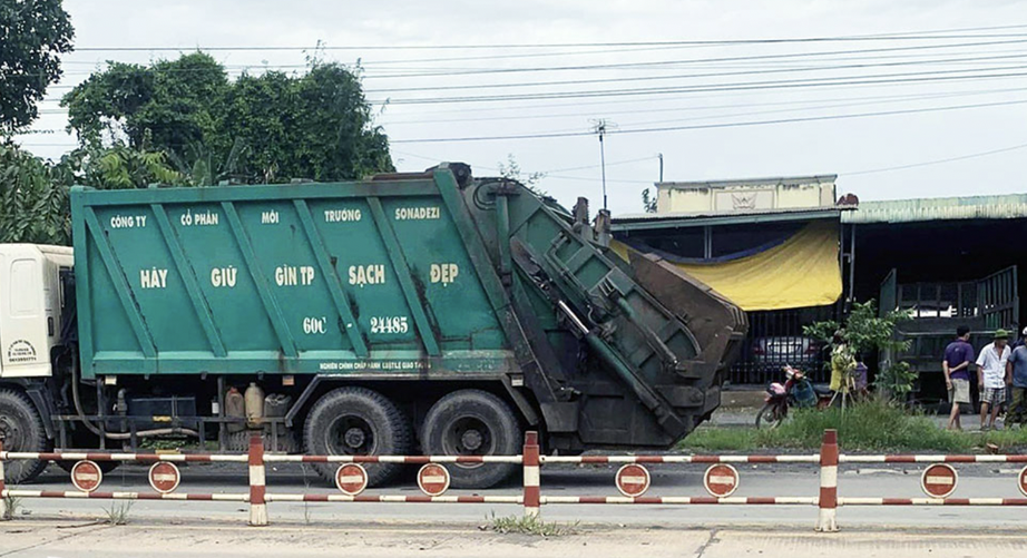 Tạm giữ tài xế xe chở rác gây tai nạn khiến một học sinh tử vong - Ảnh 1. Tạm giữ tài xế xe chở rác gây tai nạn khiến một học sinh tử vong - Ảnh 1.