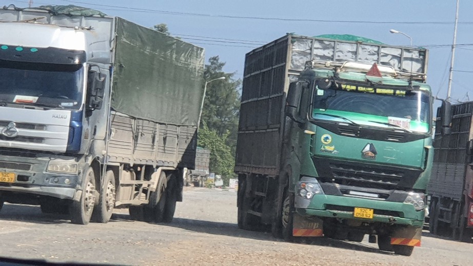 Xe qu&aacute; tải, chở c&oacute; ngọn chạy ngược chiều l&agrave;m loạn tr&ecirc;n quốc lộ 24C - Ảnh 1.