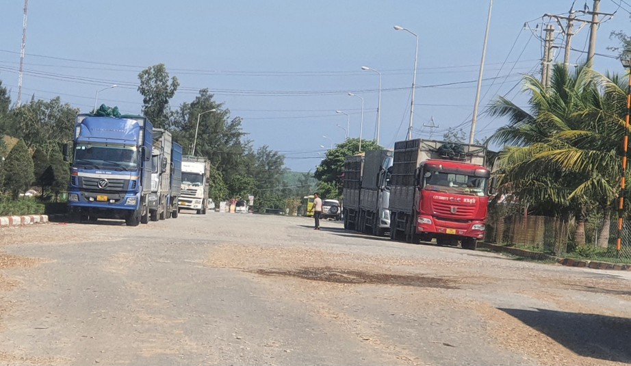 Xe qu&aacute; tải, chở c&oacute; ngọn chạy ngược chiều l&agrave;m loạn tr&ecirc;n quốc lộ 24C - Ảnh 10.