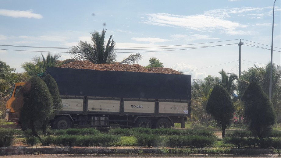 Xe qu&aacute; tải, chở c&oacute; ngọn chạy ngược chiều l&agrave;m loạn tr&ecirc;n quốc lộ 24C - Ảnh 3.