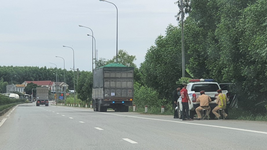 Xe qu&aacute; tải, chở c&oacute; ngọn chạy ngược chiều l&agrave;m loạn tr&ecirc;n quốc lộ 24C - Ảnh 7.