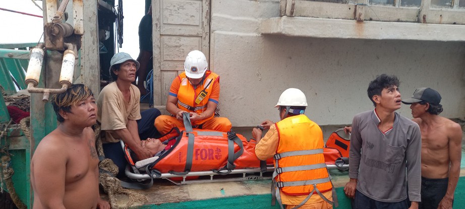 Cứu kịp thời thuyền trưởng bị tai biến tr&ecirc;n biển - Ảnh 1.