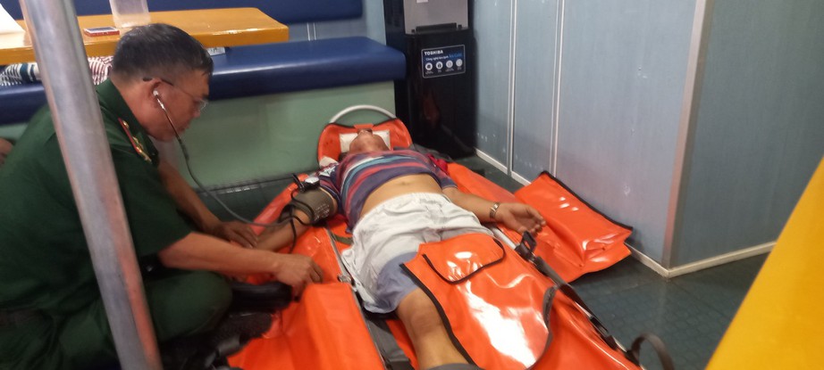 Cứu kịp thời thuyền trưởng bị tai biến tr&ecirc;n biển - Ảnh 2.