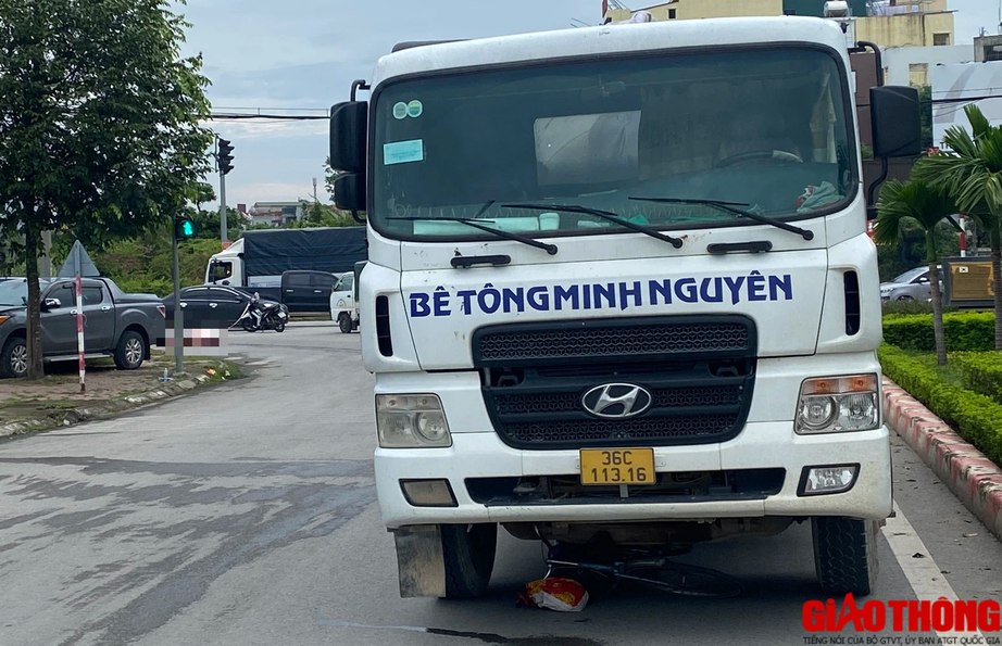 Va chạm với xe bồn chở b&ecirc; t&ocirc;ng, một phụ nữ tử vong - Ảnh 1.
