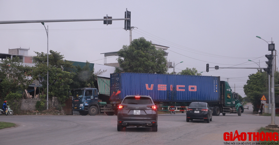 Bất cập khi 2 cụm đ&egrave;n giao th&ocirc;ng bố tr&iacute; gần nhau - Ảnh 4.