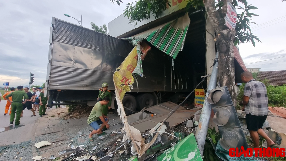Bất cập khi 2 cụm đ&egrave;n giao th&ocirc;ng bố tr&iacute; gần nhau - Ảnh 5.