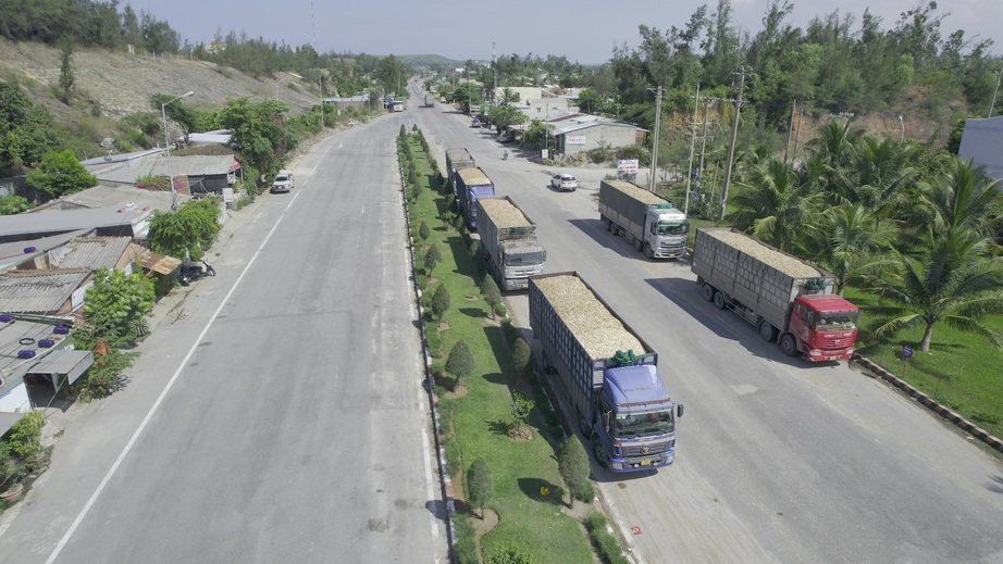 Xe qu&aacute; tải, chở c&oacute; ngọn chạy ngược chiều l&agrave;m loạn tr&ecirc;n quốc lộ 24C - Ảnh 2.