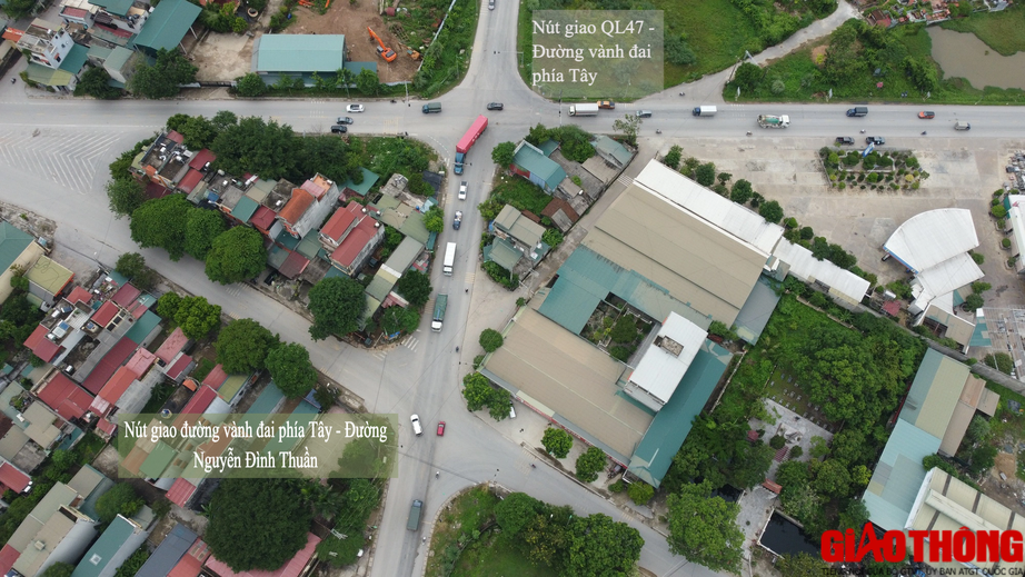 Bất cập khi 2 cụm đ&egrave;n giao th&ocirc;ng bố tr&iacute; gần nhau - Ảnh 1.