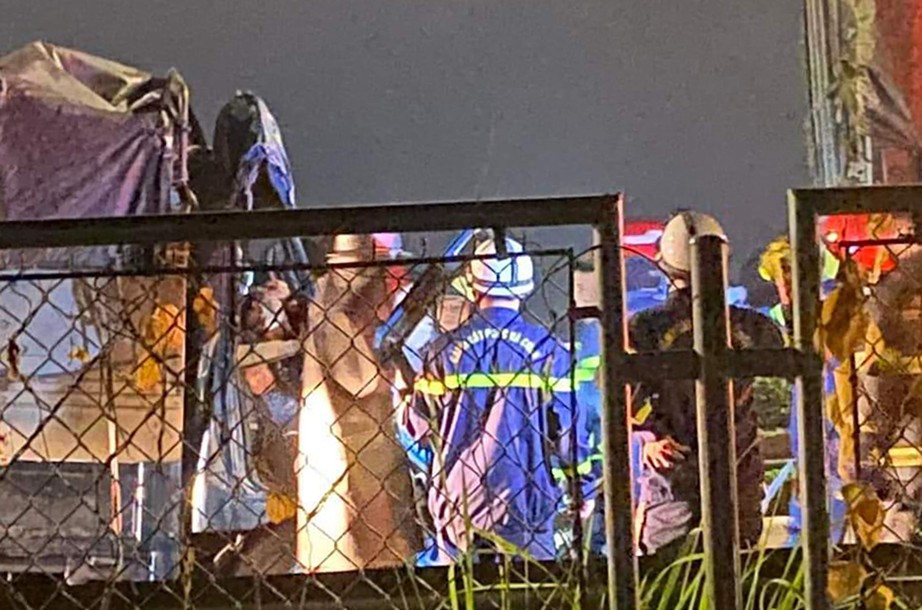 Xe tải h&uacute;c đu&ocirc;i container tr&ecirc;n cao tốc, 2 người tử vong - Ảnh 1.