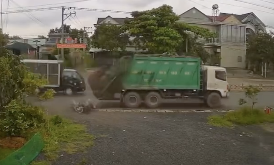 Sau vụ học sinh bị xe r&aacute;c t&ocirc;ng tử vong Ban ATGT Đồng Nai gấp r&uacute;t chấn chỉnh h&agrave;nh vi &ldquo;vượt ẩu&rdquo; - Ảnh 1.