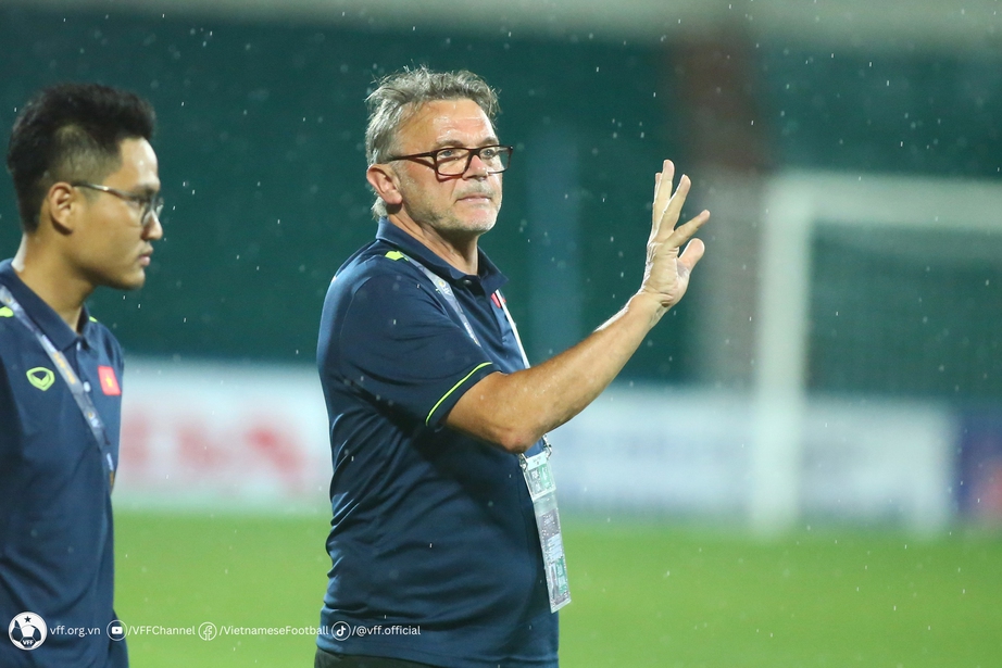 HLV Troussier làm được điều mà thầy Park không thể ở đội tuyển Việt Nam - Ảnh 1. HLV Troussier làm được điều mà thầy Park không thể ở đội tuyển Việt Nam - Ảnh 1.