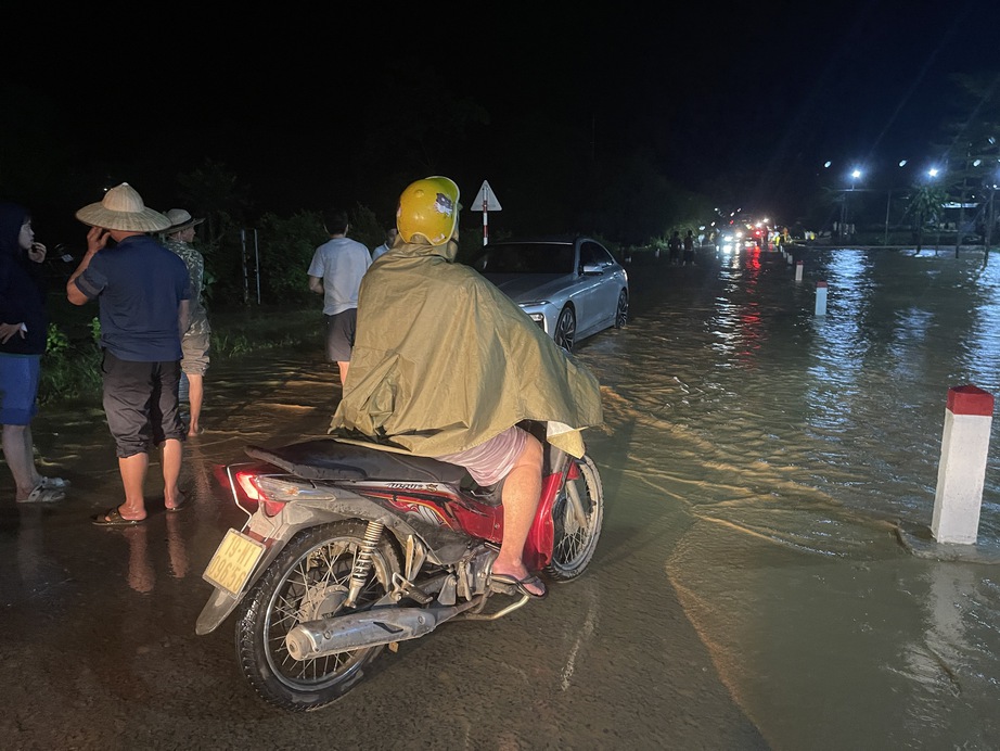 L&agrave;o Cai: Lũ ống bất ngờ k&eacute;o về trong đ&ecirc;m, đ&atilde; c&oacute; 4 người bị cuốn tr&ocirc;i   - Ảnh 2.