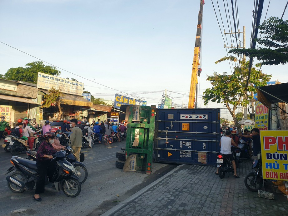 Xe container lật, d&ograve;ng phương tiện kẹt cứng nhiều giờ ở B&igrave;nh Dương - Ảnh 1.