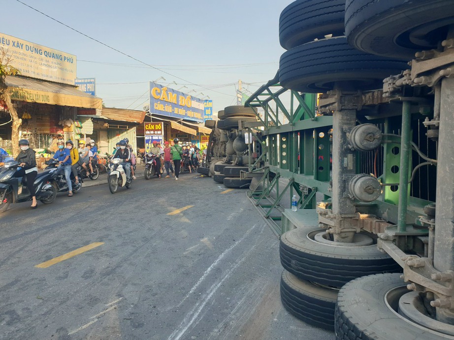 Xe container lật, d&ograve;ng phương tiện kẹt cứng nhiều giờ ở B&igrave;nh Dương - Ảnh 2.