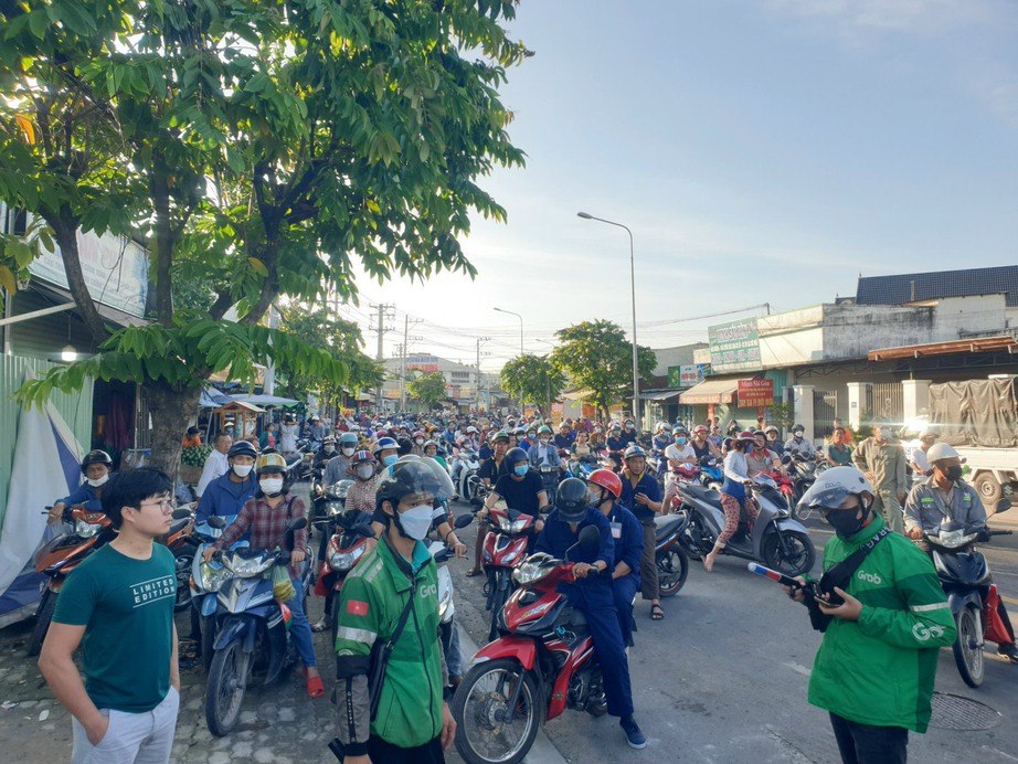 Xe container lật, d&ograve;ng phương tiện kẹt cứng nhiều giờ ở B&igrave;nh Dương - Ảnh 3.