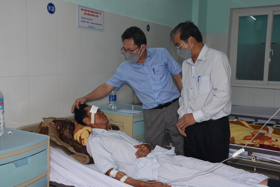 Thăm hỏi nạn nh&acirc;n bị tai nạn giao th&ocirc;ng ở đ&egrave;o L&ograve; Xo - Ảnh 1.