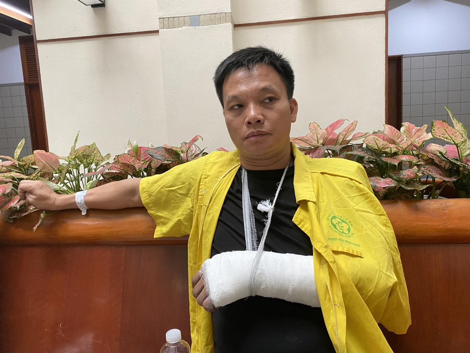 B&agrave;ng ho&agrave;ng gi&acirc;y ph&uacute;t người đ&agrave;n &ocirc;ng &ocirc;m con nhảy từ tầng 3 tho&aacute;t vụ ch&aacute;y   - Ảnh 1.