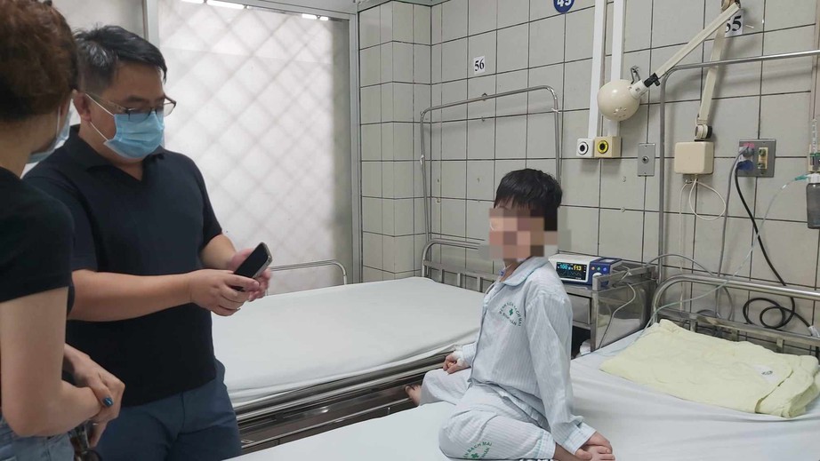 B&eacute; trai cấp cứu ở BV Bạch Mai sau vụ ch&aacute;y chung cư đ&atilde; t&igrave;m được người th&acirc;n - Ảnh 1.