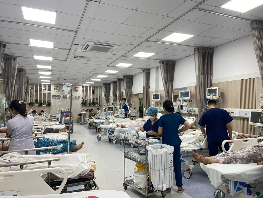 Ch&aacute;y chung cư mini Khương Hạ: C&aacute;c nạn nh&acirc;n ở nhiều bệnh viện, người th&acirc;n hối hả t&igrave;m kiếm - Ảnh 1.