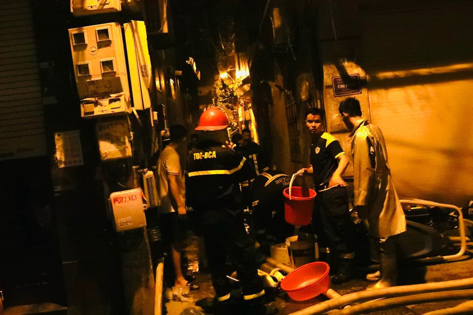 Hiện trường vụ ch&aacute;y ở Khương Hạ khiến nhiều người thương vong - Ảnh 3.