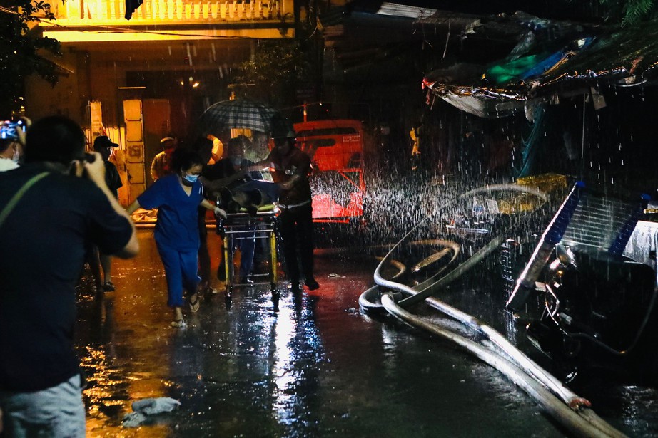 Hiện trường vụ ch&aacute;y ở Khương Hạ khiến nhiều người thương vong - Ảnh 7.